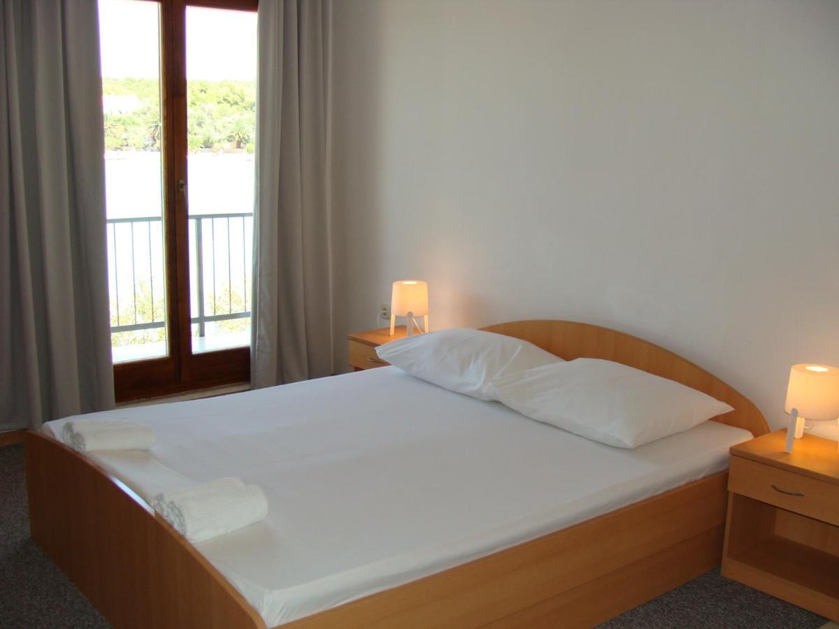 Trim Rooms And Apartments Loviste Luaran gambar
