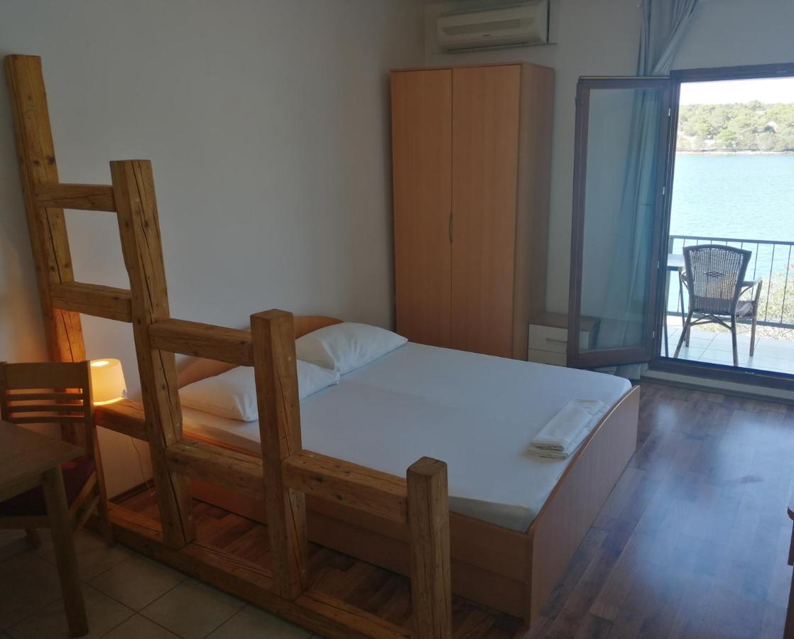 Trim Rooms And Apartments Loviste Luaran gambar