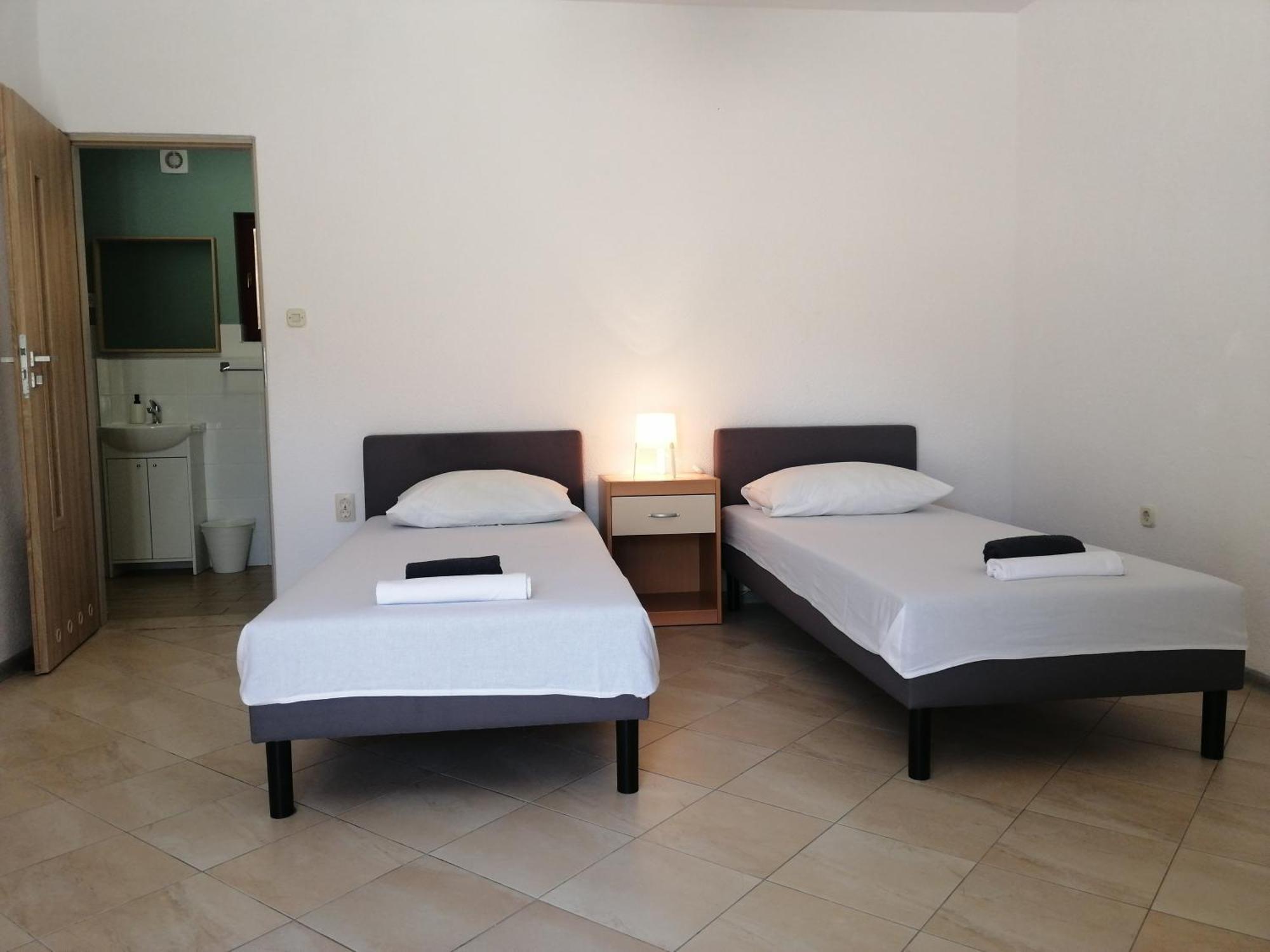 Trim Rooms And Apartments Loviste Bilik gambar