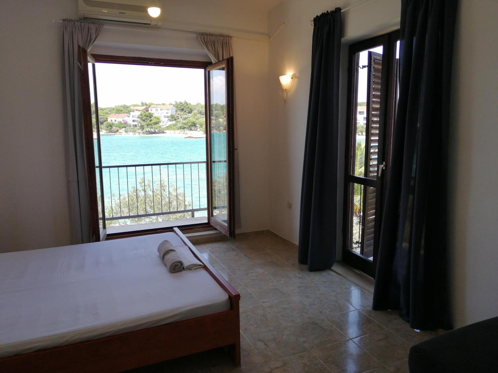 Trim Rooms And Apartments Loviste Luaran gambar