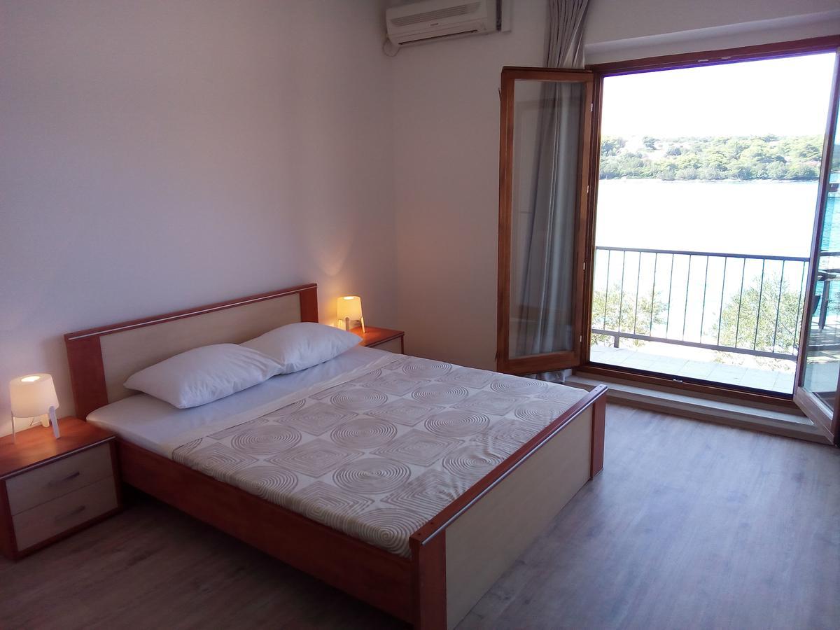 Trim Rooms And Apartments Loviste Luaran gambar