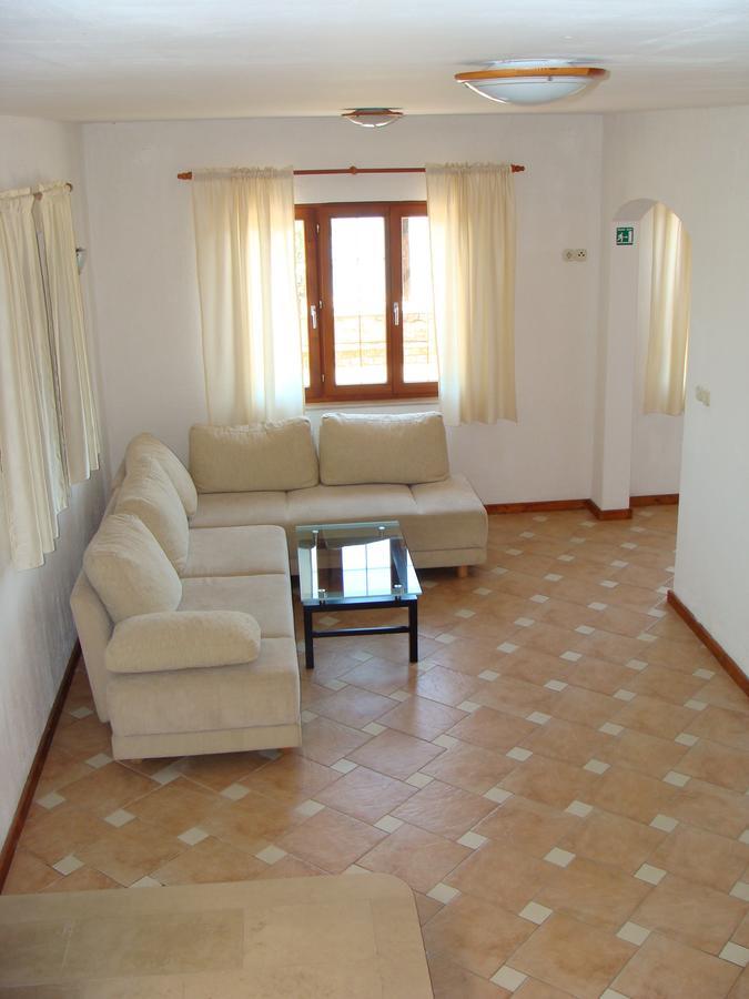 Trim Rooms And Apartments Loviste Luaran gambar